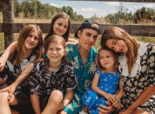 Justin Bieber tình cảm bên các em