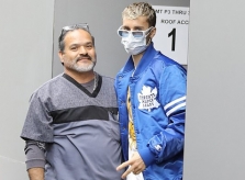 Justin Bieber đưa vợ đến phòng khám