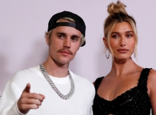 Vợ chồng Justin Bieber về Canada tránh Covid-19