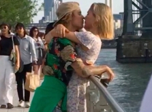 Justin Bieber ôm hôn bạn gái trong công viên