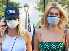 Kaia Gerber ôm Cara Delevingne
