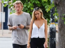 Thủ môn Karius 'tái xuất' cùng bạn gái mới