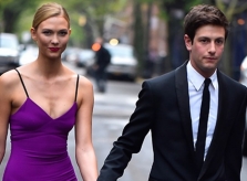 Siêu mẫu Karlie Kloss đính hôn với em trai của con rể Tổng thống Trump