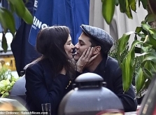 Katie Holmes và tình trẻ ‘dính như sam’, ôm hôn say đắm nơi công cộng