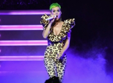 Thời trang Việt được Katy Perry, Nicki Minaj và các sao quốc tế ưu ái
