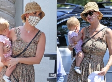 Katy Perry làm sinh nhật con ở quê ngoại
