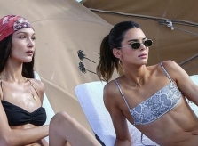 Kendall Jenner, Bella Hadid khoe dáng với bikini