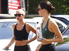 Kendall Jenner và vợ Justin Bieber như catwalk trên phố