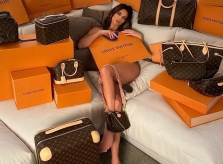 Kendall Jenner trao giải 35.000 USD và loạt túi Louis Vuitton cho fan