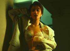 Khả Ngân gợi cảm với tóc ngắn