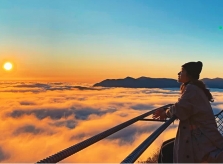 Khả Ngân ngắm mây trên đỉnh núi