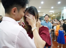 Khánh Thi bật khóc trong tiệc sinh nhật của Phan Hiển