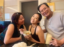 Khánh Vân đoàn tụ bố mẹ sau hai tháng đi Mỹ thi Miss Universe