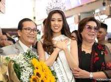 Hoa hậu Khánh Vân khóc gặp lại bố mẹ