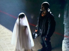 Kim mặc váy cưới trong đêm nhạc của Kanye West