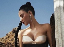 Kim Kardashian khoe vóc dáng đồng hồ cát nóng bỏng trên bìa tạp chí