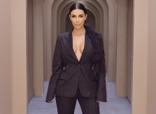 Kim Kardashian ấn tượng nhất tuần với vest xẻ ngực