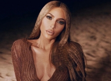Kim Kardashian khoe tóc lưới cá sau khi bị tố photoshop
