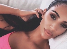 Kim Kardashian gây tranh cãi khi tiết lộ không tẩy trang trước khi ngủ