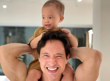 Ảnh sao 27/8: Kim Lý công kênh con gái