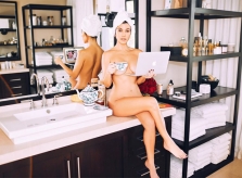 Chị gái Kim chụp ảnh nude dù đã ba con