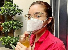 Ảnh sao 3/2: Kỳ Duyên đeo khẩu trang khi uống nước