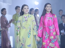 Kỳ Duyên - Minh Tú 'chị chị em em' diễn thời trang