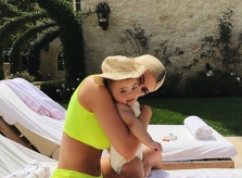 Kylie Jenner khoe vòng 3 quá khổ, bị nghi dao kéo