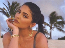 Kylie Jenner mải khoe tủ giày hiệu trước thảm họa cháy rừng Amazon