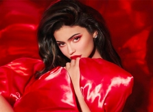 Chưa đến Giáng sinh, nhiều bộ son phấn của Kylie Jenner đã cháy hàng