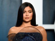Kylie Jenner bị chỉ trích vì bán nước rửa tay