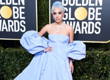 Lady Gaga diện váy 'Lọ Lem' quá khổ lên thảm đỏ