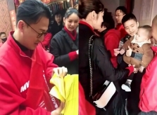 Lâm Phong đưa cô bồ nóng bỏng về quê ra mắt họ hàng