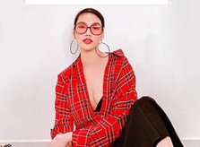 Ảnh sao 23/1: Lan Khuê bỉm sữa vẫn gợi cảm