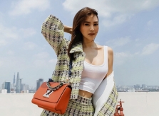 Lan Ngọc chụp ảnh trên sân thượng