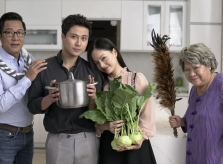 Đoàn phim sợ uống nhầm sữa Lan Phương hút cho con