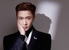 Lay (EXO) phản ứng gay gắt khi vướng tin đồn “lừa tình”