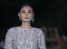 Người mẫu tố cáo êkíp show thời trang đối xử tệ, chịu đói khát