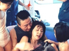 Gia đình ở bên khi sao 'Kim Sam Soon' sinh con dưới nước