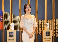 Lee Young Ae xuất hiện rạng rỡ ở Thượng Hải, chia sẻ bí quyết làm đẹp