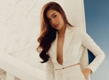 Lệ Hằng diện mốt vest không nội y