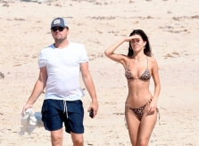 Bạn gái kém 23 tuổi của Leonardo DiCaprio khó chịu khi bị soi mói
