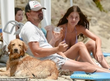 Leonardo DiCaprio đi biển cùng bạn gái kém 23 tuổi