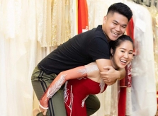Ảnh sao 1/12: Lê Phương cõng chồng