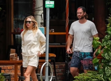 Liam Hemsworth hạnh phúc bên bạn gái