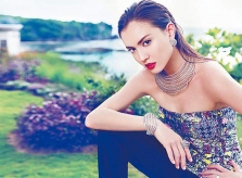 Lấy chồng tỷ phú già, loạt mỹ nhân sexy được cưng như trứng mỏng