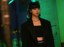 Cận cảnh nhan sắc nữ idol mới nổi giống hệt Lisa (Blackpink)