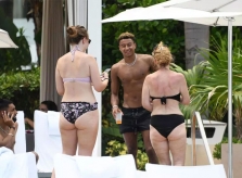 Sao trẻ MU say sưa buôn chuyện với hai bóng hồng