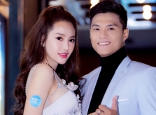 Linh Chi - Lâm Vinh Hải quấn quýt ở rạp phim