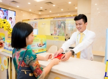 Giao dịch ngân hàng nhận lì xì may mắn đầu năm